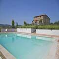 Оld and spacious country house with a pool in the province of Siena, three independent apartments, 1 ha of land