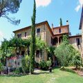 Charming agriturism estate of the XVI century with a luxurious garden, swimming pool and 4 hectares of land.