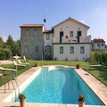 Charming villa with 7 apartments and a swimming pool in a super tourist area next to Cortona